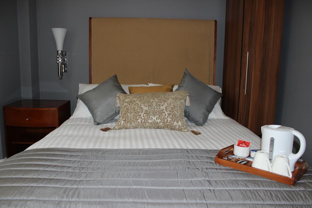 Ambassador Court Hotel High Wycombe Buitenkant foto